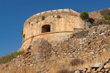 Spinalonga Kalesinin dış duvarları, 16. yüzyılda Venedikliler tarafından Kalydon, Girit, Yunanistan 'da inşa edildi..