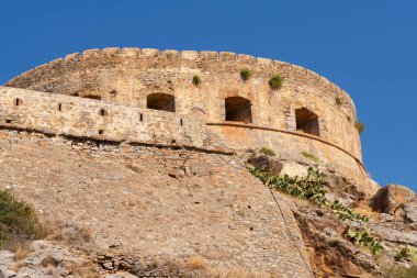 Spinalonga Kalesinin dış duvarları, 16. yüzyılda Venedikliler tarafından Kalydon, Girit, Yunanistan 'da inşa edildi..