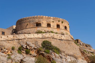 Spinalonga Kalesinin dış duvarları, 16. yüzyılda Venedikliler tarafından Kalydon, Girit, Yunanistan 'da inşa edildi..