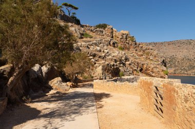 Girit, Yunanistan 'daki Spinalonga Adası' ndaki patika.