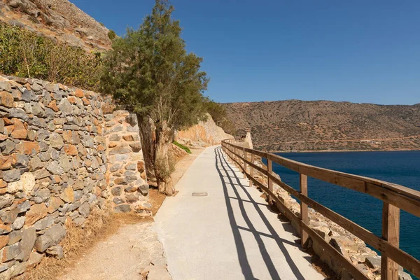 Girit, Yunanistan 'daki Spinalonga Adası' ndaki patika.