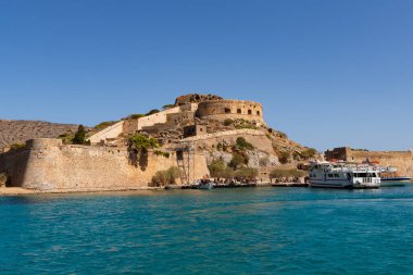 Spinalonga, Girit - Yunanistan - 23 Eylül 2023: Denizden Spinalonga Adası manzarası.