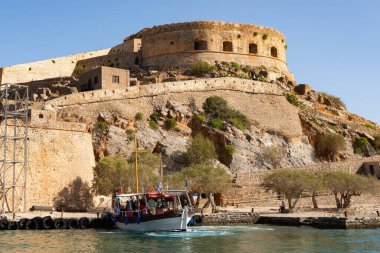 Spinalonga, Girit - Yunanistan - 23 Eylül 2023: Denizden Spinalonga Adası manzarası.