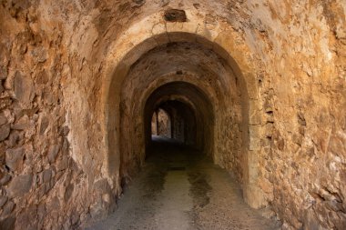 Spinalonga Adası, Yunanistan 'da Dante' nin Kapısı olarak bilinen tünel.