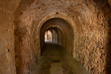 Spinalonga Adası, Yunanistan 'da Dante' nin Kapısı olarak bilinen tünel.