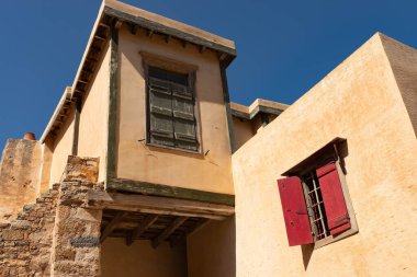 Spinalonga, Girit, Yunanistan 'daki Merkez Pazarı' nın dış cephesi.