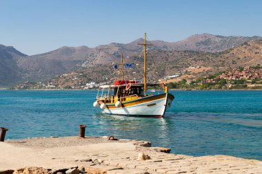 Spinalonga, Girit - Yunanistan - 23 Eylül 2023: Yunanistan 'ın Spinalonga adasına giden turist gemisi.