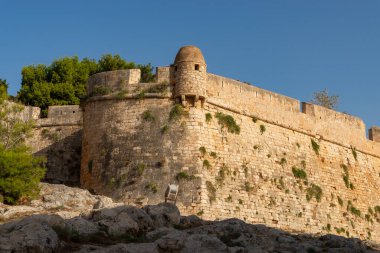 Fortezza Kalesi 'nin dış duvarları, 16. yüzyılda Yunanistan' ın Rethymno kentinde inşa edildi..