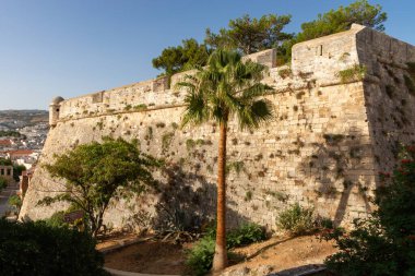 Fortezza Kalesi 'nin dış duvarları, 16. yüzyılda Yunanistan' ın Rethymno kentinde inşa edildi..