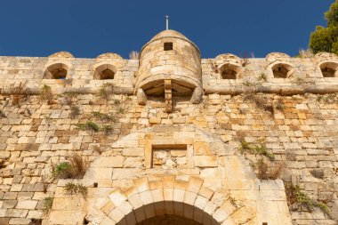 Fortezza Kalesi 'nin dış duvarları, 16. yüzyılda Yunanistan' ın Rethymno kentinde inşa edildi..