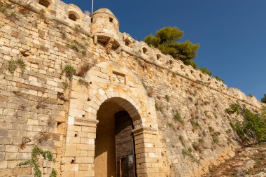 Fortezza Kalesi 'nin dış duvarları, 16. yüzyılda Yunanistan' ın Rethymno kentinde inşa edildi..