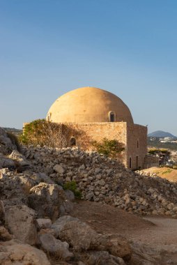 1646 'da Yunanistan' ın Rethymno kentinde inşa edilen Sultan İbrahim Han Camii 'nin dışı..
