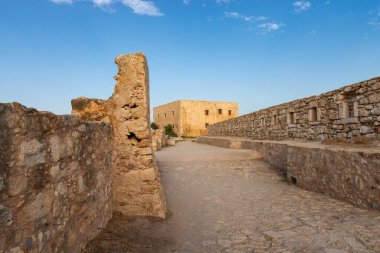 Fortezza Kalesi 'nin taş duvarları, 16. yüzyılda Yunanistan' ın Rethymno kentinde inşa edildi..