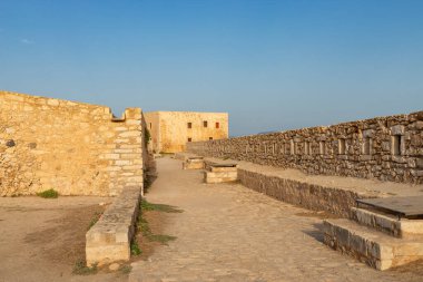 Fortezza Kalesi 'nin taş duvarları, 16. yüzyılda Yunanistan' ın Rethymno kentinde inşa edildi..