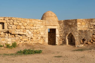 Fortezza Kalesi 'nin taş duvarları, 16. yüzyılda Yunanistan' ın Rethymno kentinde inşa edildi..