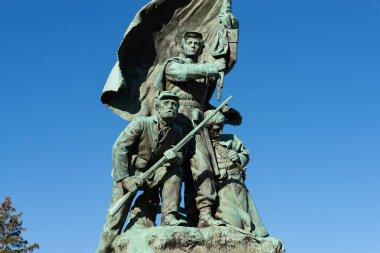 Jackson, Michigan - ABD - 14 Kasım 2023: Heykeltıraş Lorado Taft tarafından Savaş Anıtı Savunması, 1904 'te Withington Park, Jackson, Michigan' da inşa edildi..