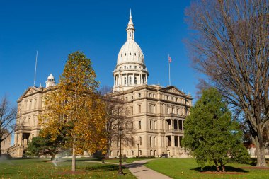 Michigan Eyalet Binası 'nın dışı, 1872-1878 yılları arasında Lansing, Michigan, ABD' de inşa edilmiş..