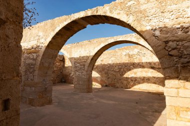 Yunanistan 'ın Girit kentindeki Fortezza Kalesi' nin kuzey yedek kapısındaki depo kompleksinin kalıntıları.