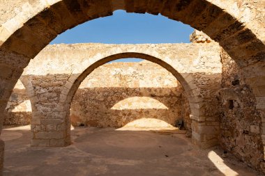 Yunanistan 'ın Girit kentindeki Fortezza Kalesi' nin kuzey yedek kapısındaki depo kompleksinin kalıntıları.