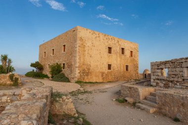Rethymno, Girit, Yunanistan 'daki tarihi Fortezza Kalesi' ndeki Danışmanlar Konutu 'nun dışı.