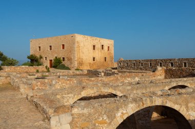 Rethymno, Girit, Yunanistan 'daki tarihi Fortezza Kalesi' ndeki Danışmanlar Konutu 'nun dışı.