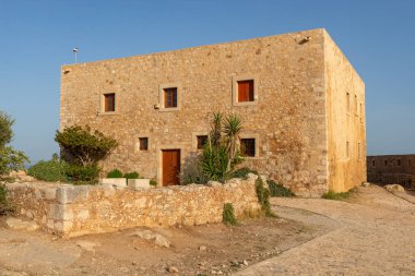 Rethymno, Girit, Yunanistan 'daki tarihi Fortezza Kalesi' ndeki Danışmanlar Konutu 'nun dışı.