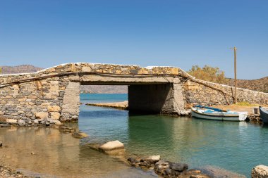 Girit, Yunanistan 'daki Elounda Kanalı üzerindeki eski köprü.