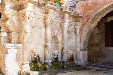 Rethymno, Girit - Yunanistan - 25 Eylül 2023: Rimondi Çeşmesi, 1626 yılında Yunanistan 'ın Girit kentindeki Petichaki Meydanı' nda inşa edildi.