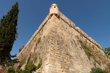 Fortezza Kalesi 'nin dış duvarları, 16. yüzyılda Yunanistan' ın Rethymno kentinde inşa edildi..