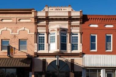 Mendota, Illinois - ABD - 7 Aralık 2023: Mendota, Illinois, ABD 'de şehir merkezi binası ve mağaza önü.