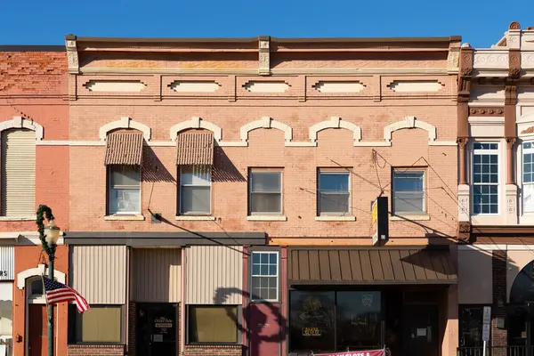 Mendota, Illinois - ABD - 7 Aralık 2023: Mendota, Illinois, ABD 'de şehir merkezi binası ve mağaza önü.