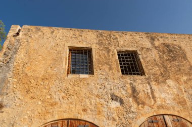 1581 yılında Yunanistan 'ın Rethymno kentindeki Fortezza Kalesi' nde inşa edilen Topçu Deposu 'nun dışında..