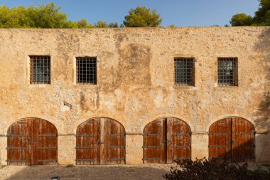 1581 yılında Yunanistan 'ın Rethymno kentindeki Fortezza Kalesi' nde inşa edilen Topçu Deposu 'nun dışında..
