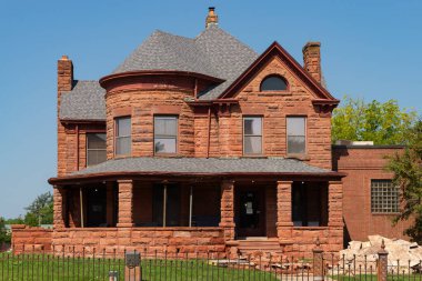 DeKalb, Illinois - ABD - 15 Ağustos 2023: DeKalb, Illinois şehir merkezindeki Romanesque Revival konağı, ABD.
