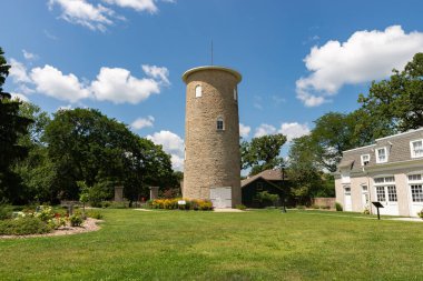 DeKalb, Illinois - ABD - 15 Ağustos 2023: ABD 'nin DeKalb, Illinois şehrinde güzel bir yaz öğleden sonrasında Ellwood House Müzesi' nin dışı.