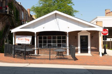 DeKalb, Illinois - ABD - 15 Ağustos 2023: ABD 'nin DeKalb, Illinois şehir merkezindeki bina dışı.