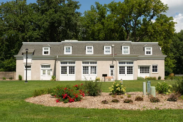 DeKalb, Illinois - ABD - 15 Ağustos 2023: ABD 'nin DeKalb, Illinois şehrinde güzel bir yaz öğleden sonrasında Ellwood House Müzesi' nin dışı.