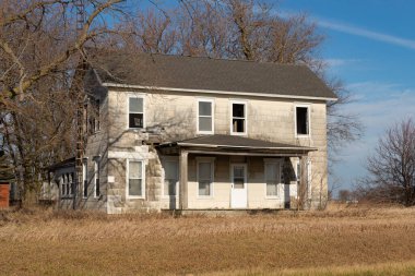 Exterior of old farmhouse in rural Livingston County, Illinois, USA.