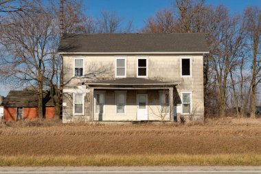 Exterior of old farmhouse in rural Livingston County, Illinois, USA.