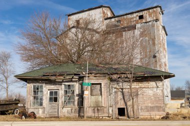 Cayuga, Illinois, ABD 'deki tarihi Route 66' da yıpranmış eski tahıl asansörü..