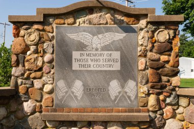 Franklin Grove, Illinois - ABD - 15 Ağustos 2023: Veterans Memorial, 1972 'de Franklin Grove, Illinois şehir merkezinde dikildi..