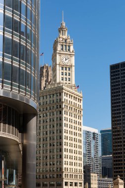 Chicago, Illinois, ABD 'de güneşli bir bahar gününde şehir merkezi binaları.