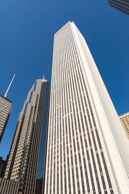Chicago, Illinois, ABD 'de güneşli bir bahar gününde şehir merkezi binaları.