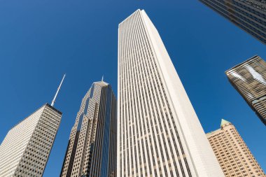 Chicago, Illinois, ABD 'de güneşli bir bahar gününde şehir merkezi binaları.