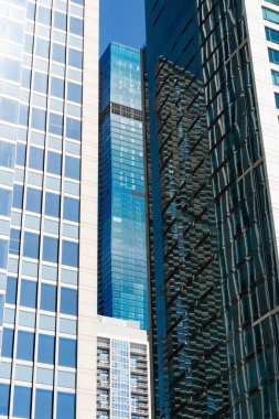 Chicago, Illinois, ABD 'de güneşli bir bahar gününde şehir merkezi binaları.