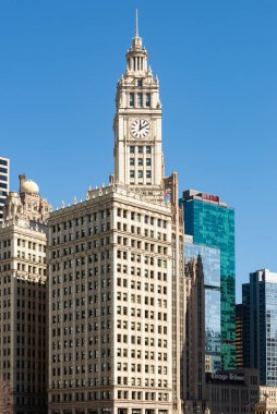 Chicago, Illinois - ABD - 11 Mart 2024: Chicago, Illinois, ABD 'de güneşli bir bahar gününde şehir merkezi binaları.