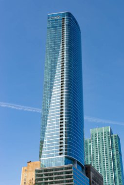 Chicago, Illinois, ABD 'de güneşli bir bahar gününde şehir merkezi binaları.
