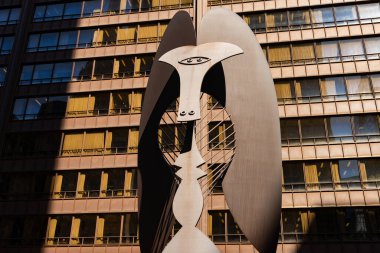 Chicago, Illinois - ABD - 11 Mart 2024: Sanatçı Pablo Picasso 'nun şehir merkezindeki heykeli, 1967 yılında Chicago, Illinois, ABD' de kuruldu..