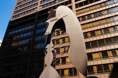 Chicago, Illinois - ABD - 11 Mart 2024: Sanatçı Pablo Picasso 'nun şehir merkezindeki heykeli, 1967 yılında Chicago, Illinois, ABD' de kuruldu..