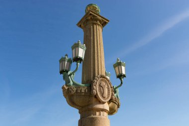 Chicago, Illinois, ABD 'de Michigan Bulvarı' ndaki süslü lamba direği.